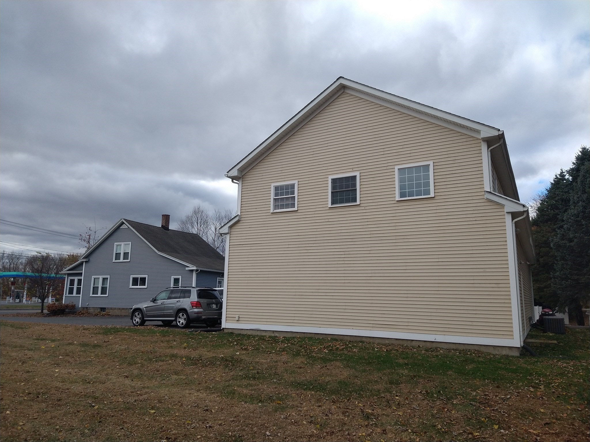 26 Russell St # B Property Photo 6