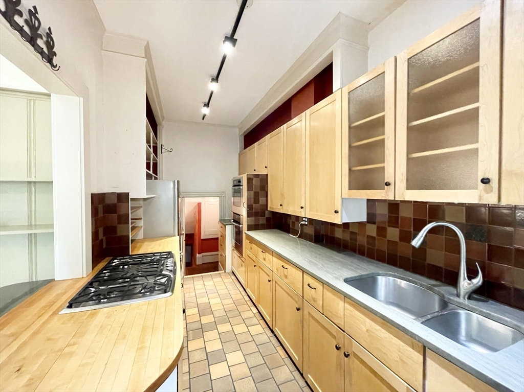 242 Walnut St Property Photo 3