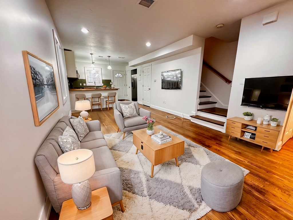 122 W 7th Street # B Property Photo 1