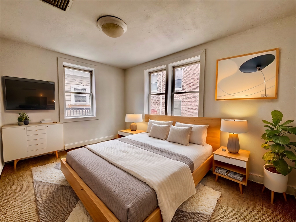 122 W 7th Street # B Property Photo 4