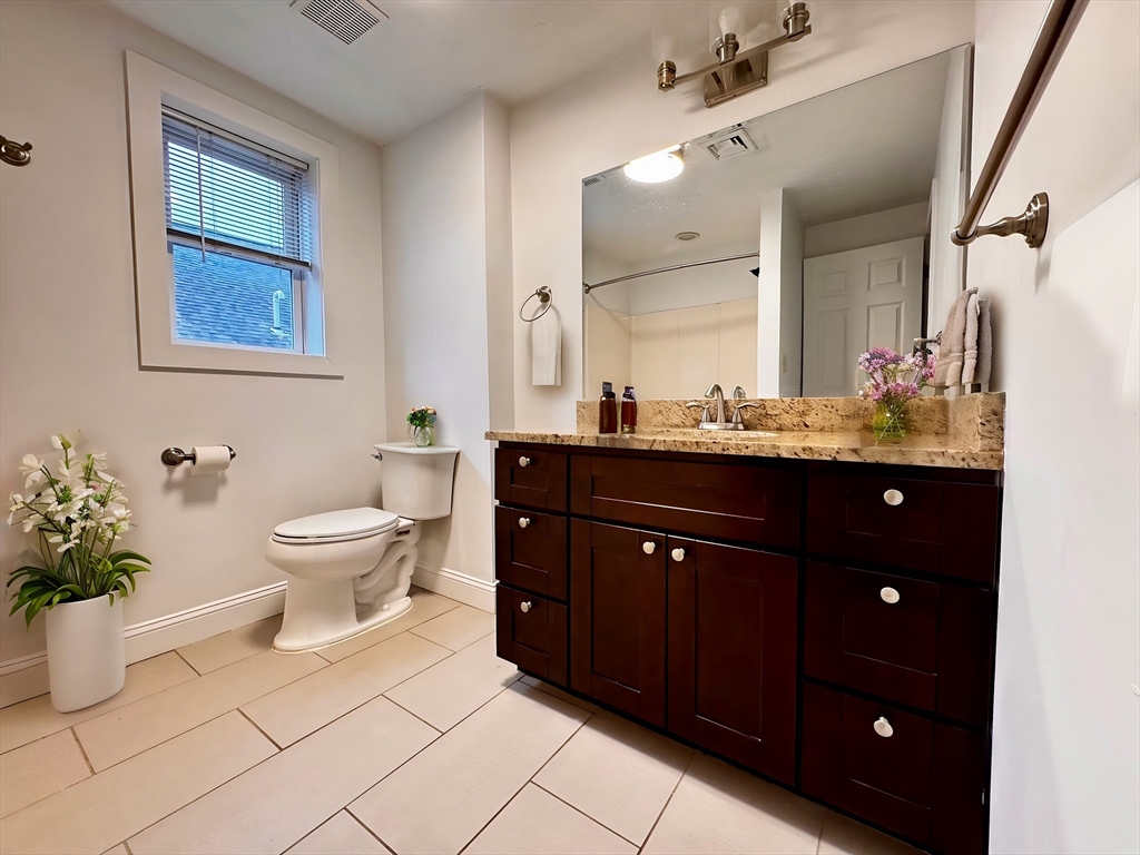122 W 7th Street # B Property Photo 6