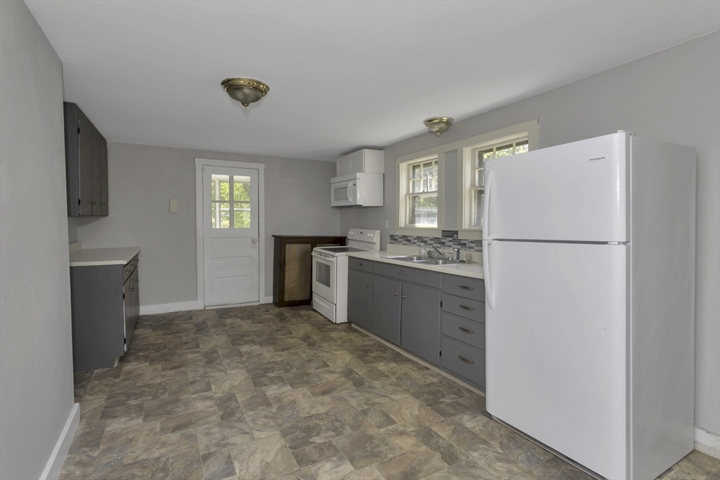 82 Grove St Property Photo 16