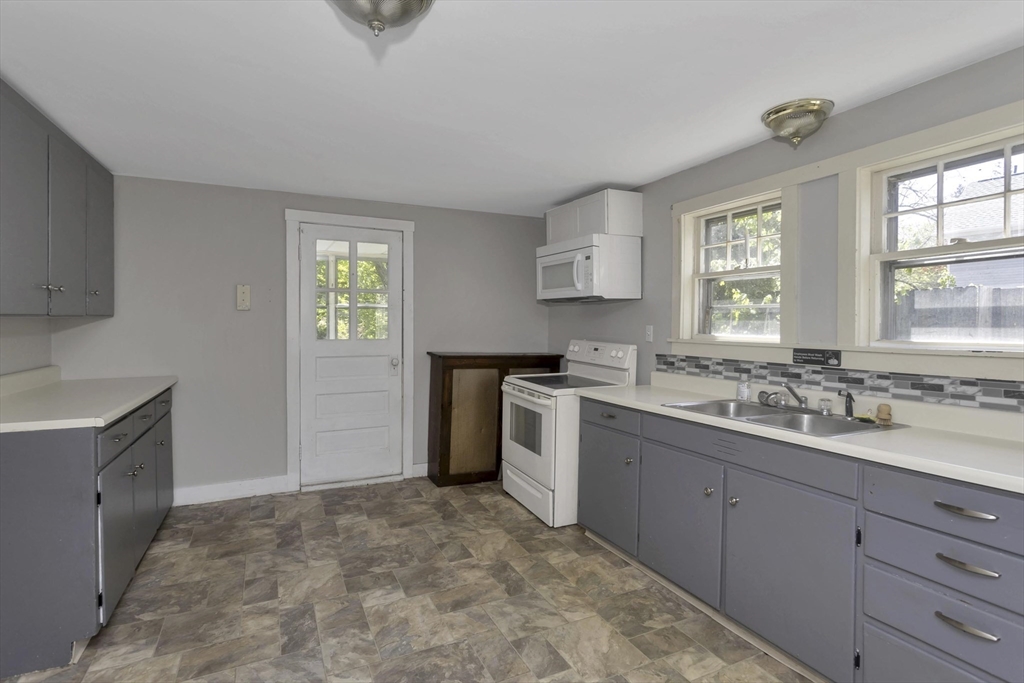 82 Grove St Property Photo 17