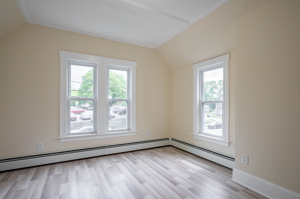 1146 Main Property Photo 9