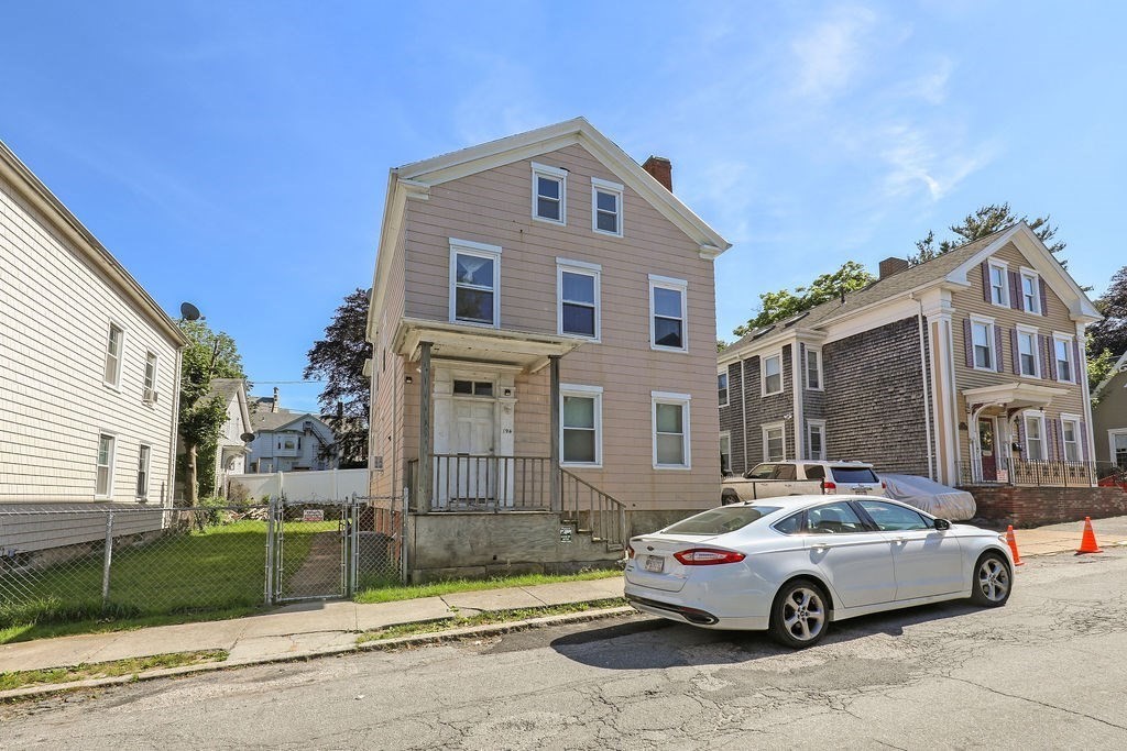 194 Maxfield St Property Photo 1