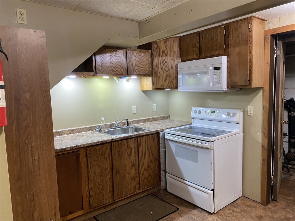 1364 Main St Property Photo 6