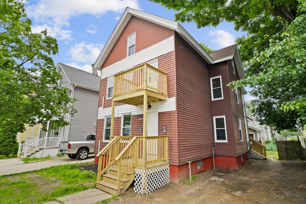 136 Oak St Property Photo 1
