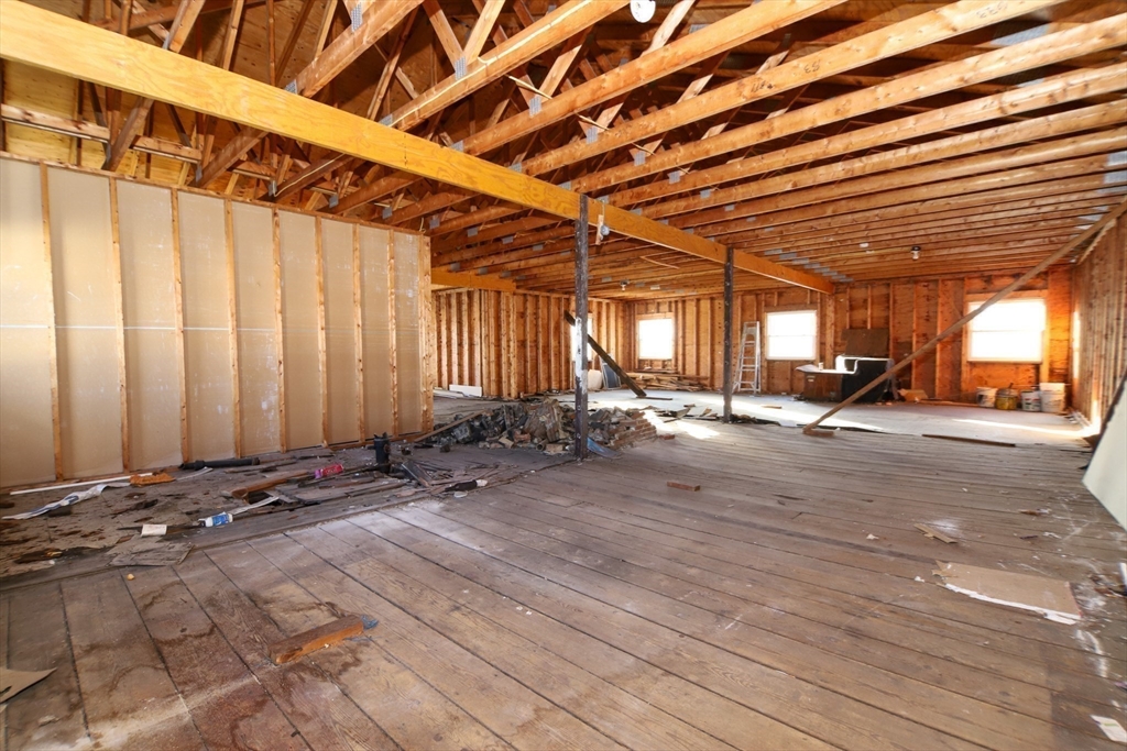 289 Bank St. Property Photo 6