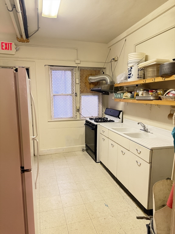 10 Tyler St Property Photo 8