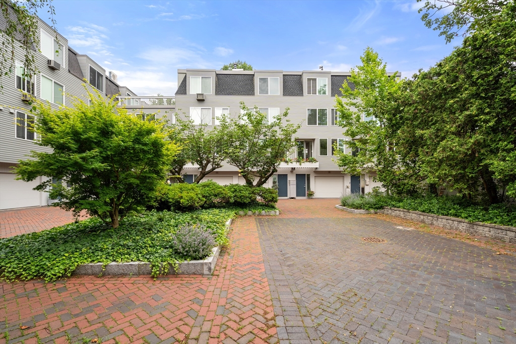 15 Ellery Square Property Photo 1