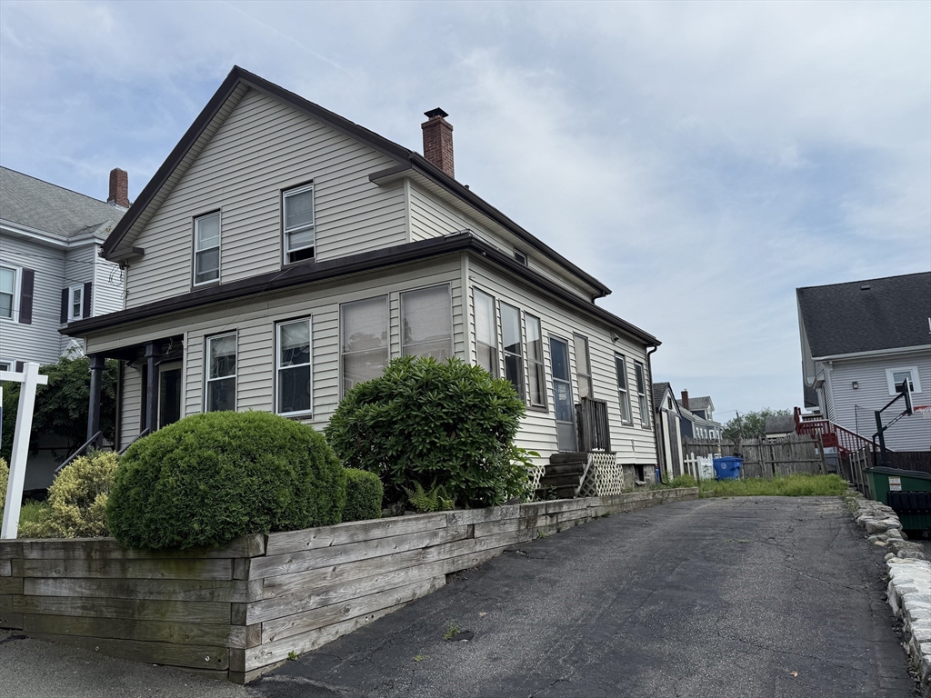 9 Robbins St Property Photo 1