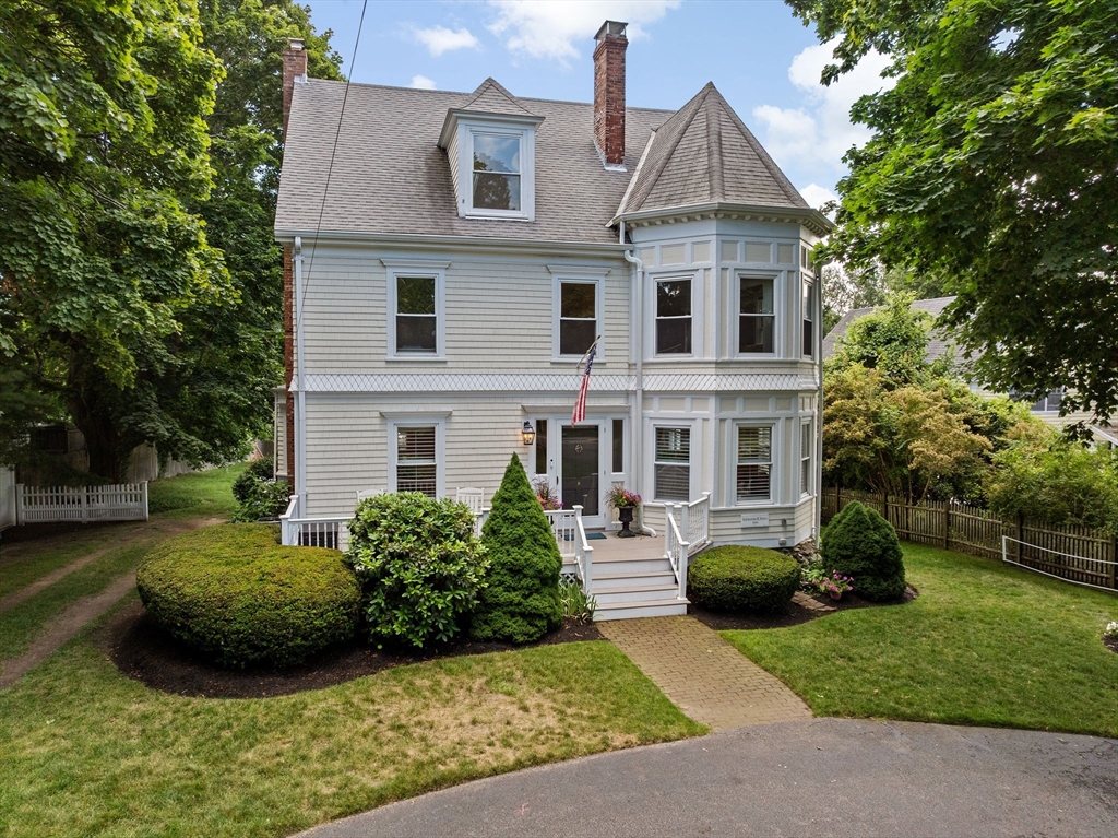561 Washington St Property Photo 1