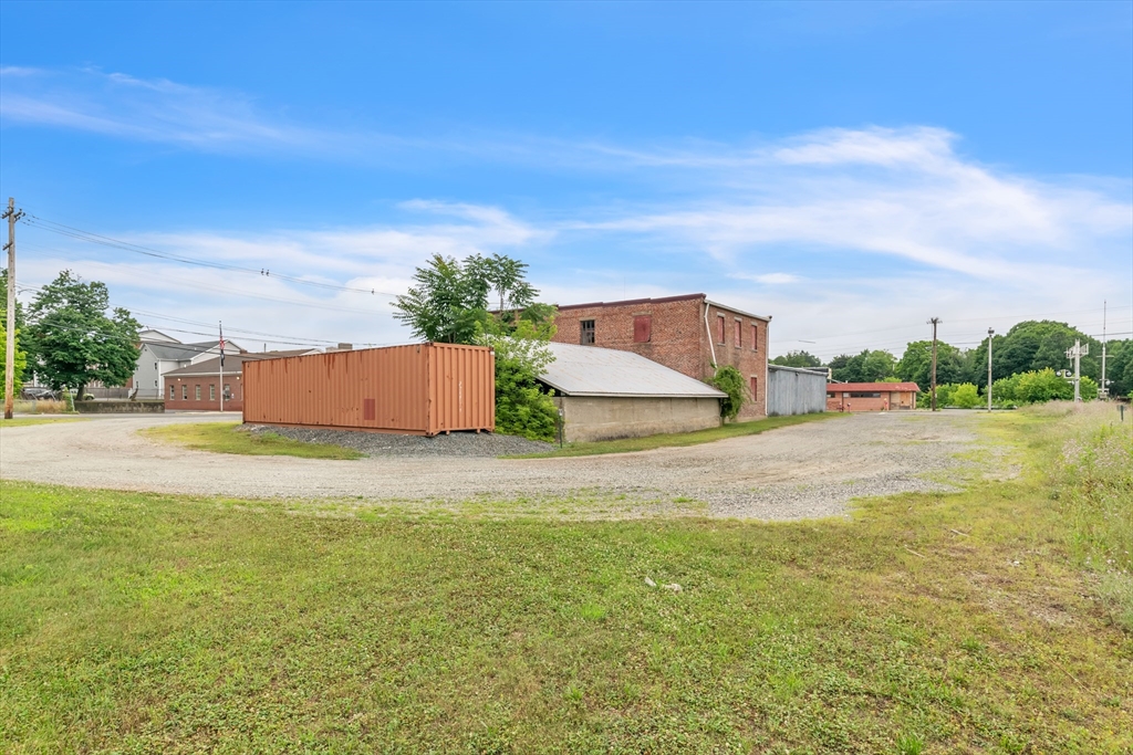 2019 Bridge St Property Photo 9