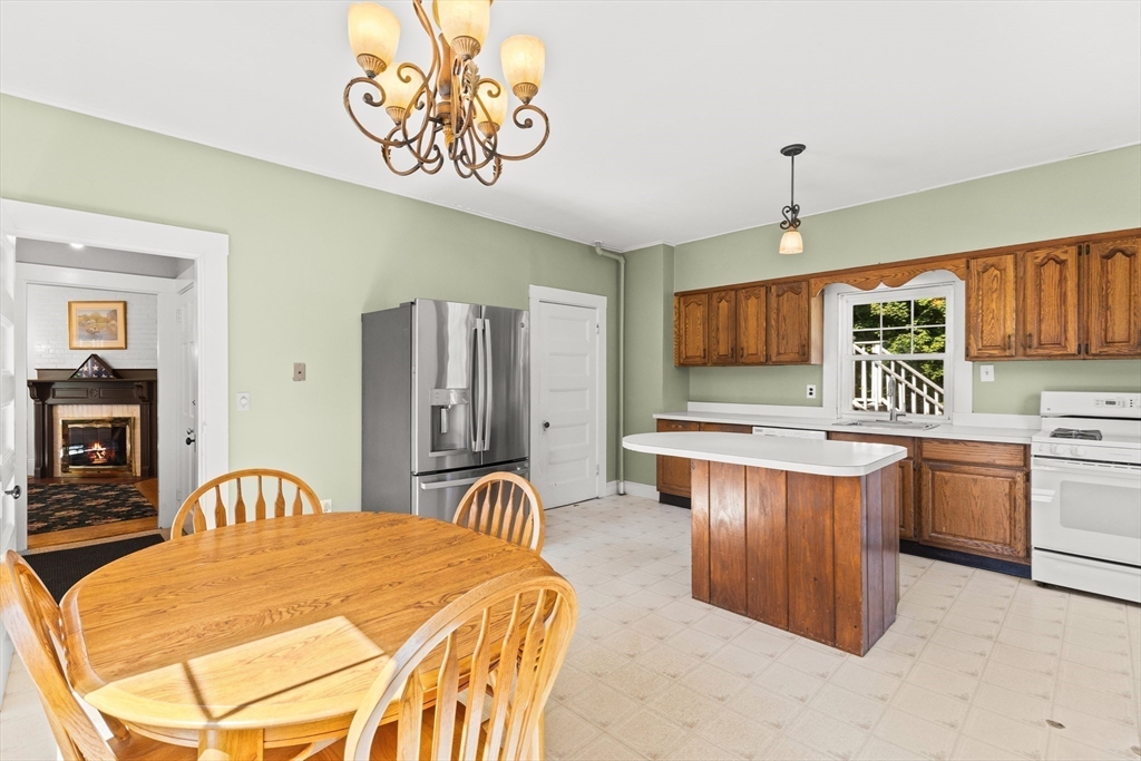 52 Oak Street Property Photo 9