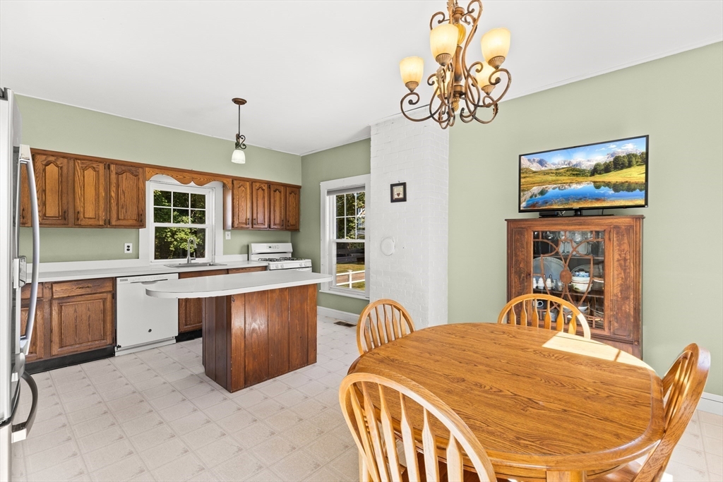 52 Oak Street Property Photo 10