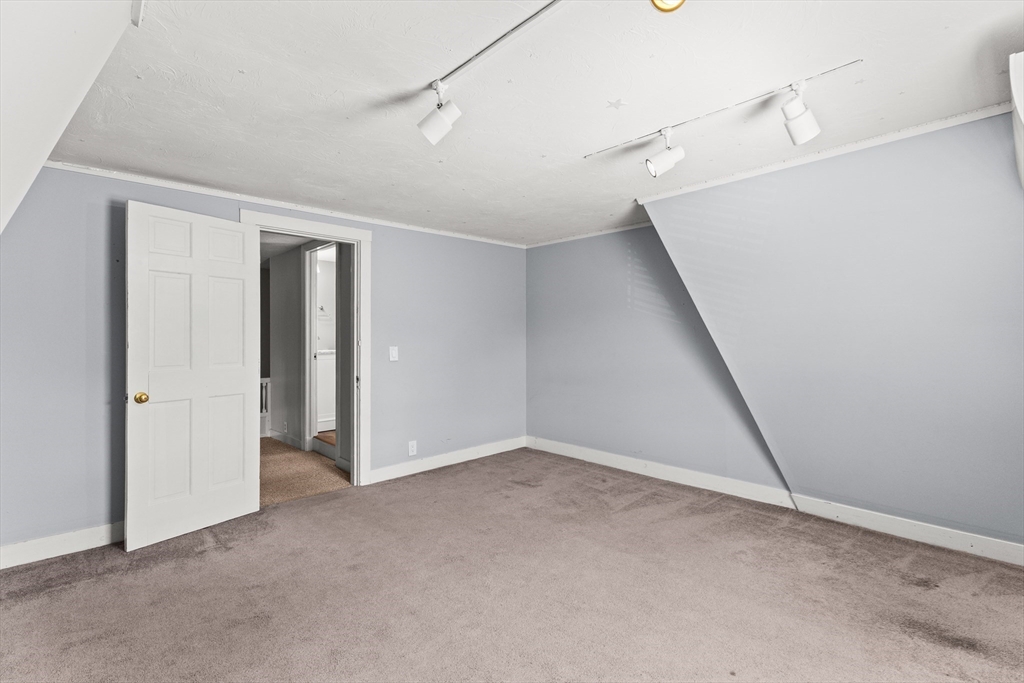 52 Oak Street Property Photo 25