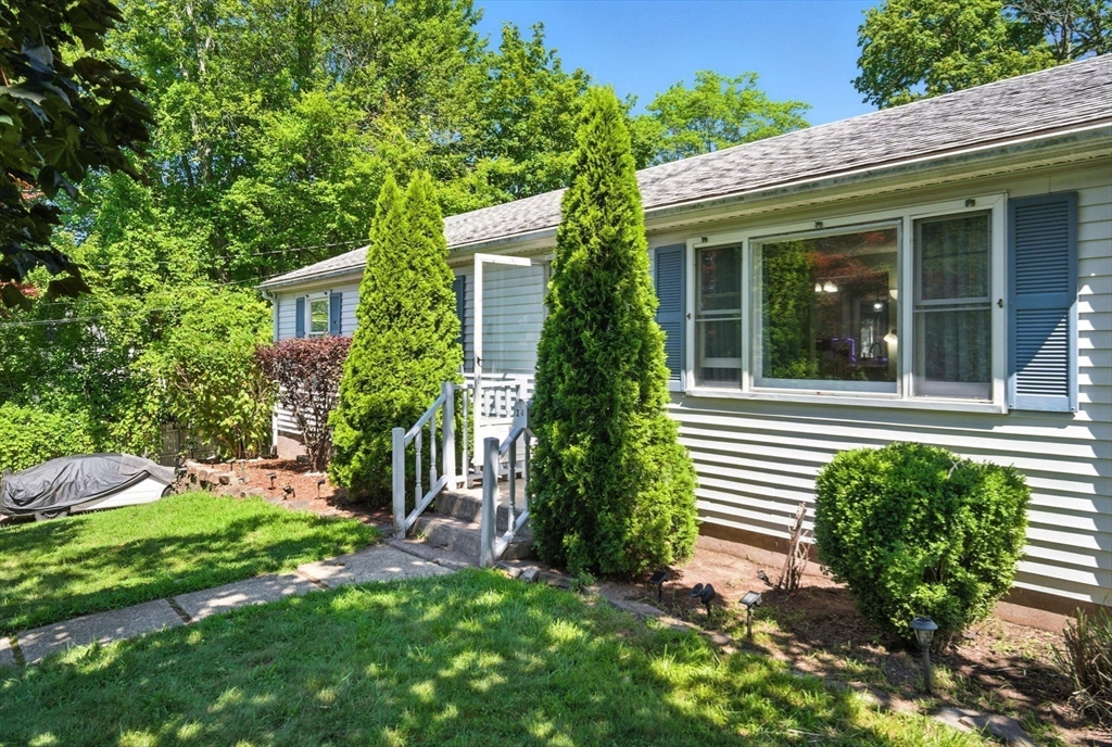 24 Nutmeg Ave Property Photo 1