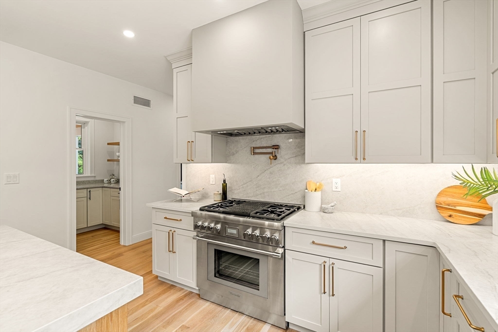 2 Stephanie Street Property Photo 6