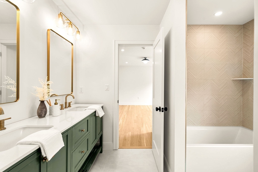 2 Stephanie Street Property Photo 32