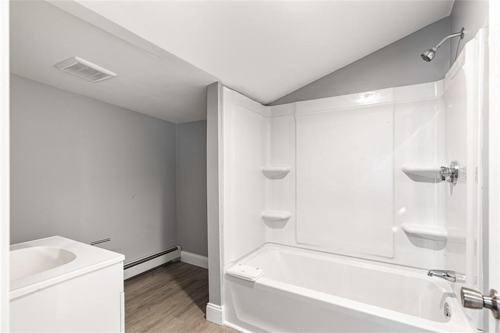 90 Huron Street Property Photo 13