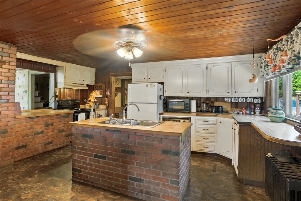 5 Circle St Property Photo 8