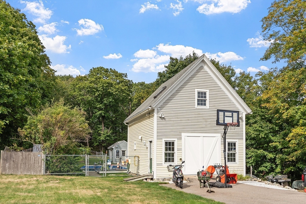 224 Main St Property Photo 3