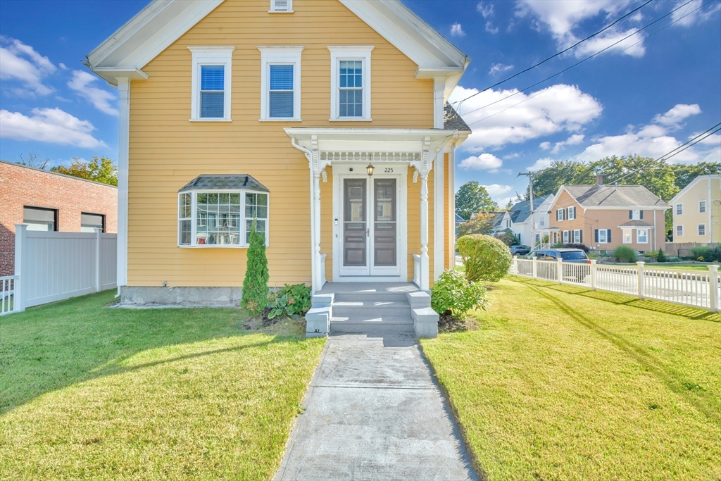 225 Main St Property Photo 1