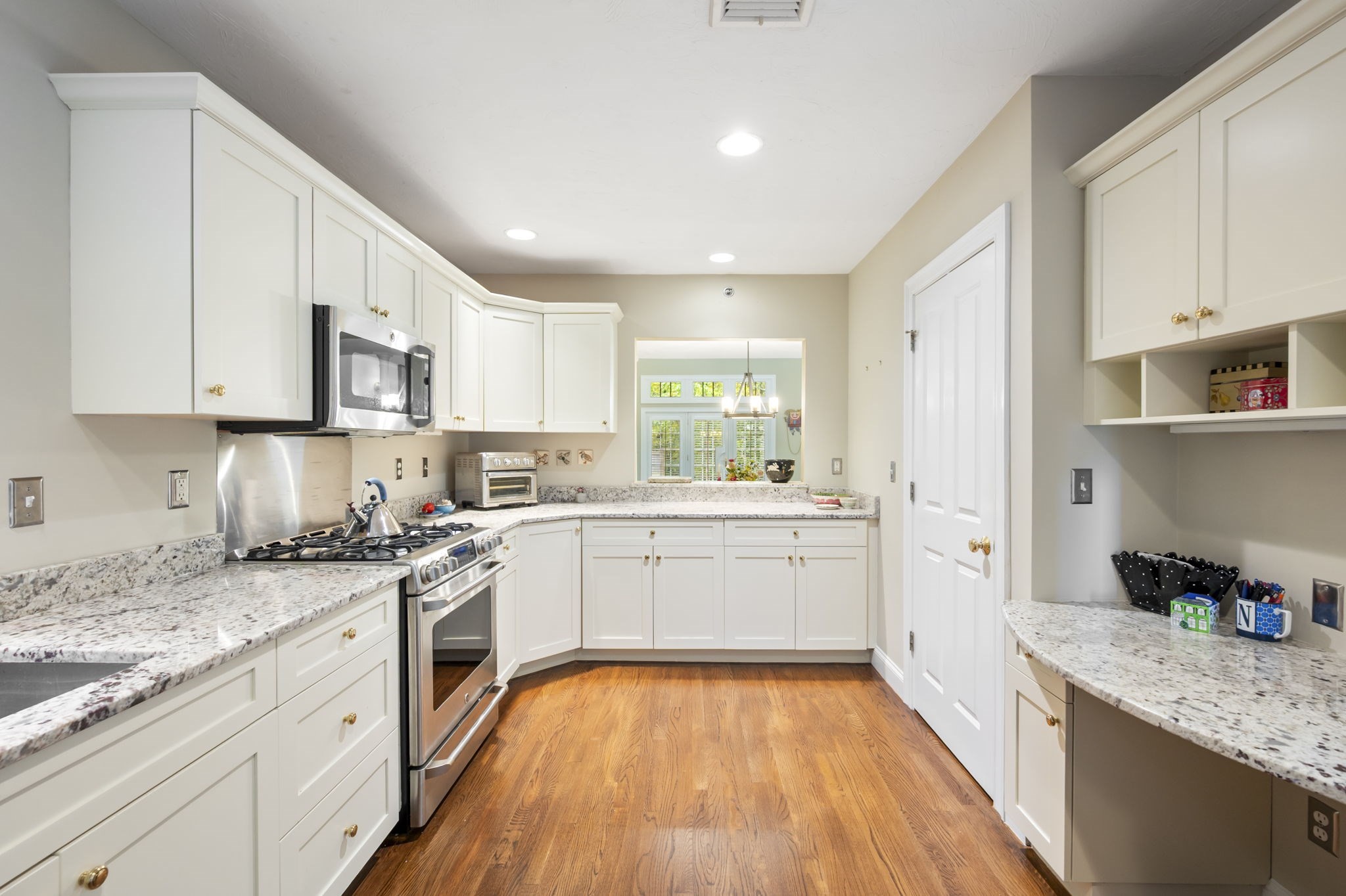 18 Whiting Lane # 18 Property Photo 8