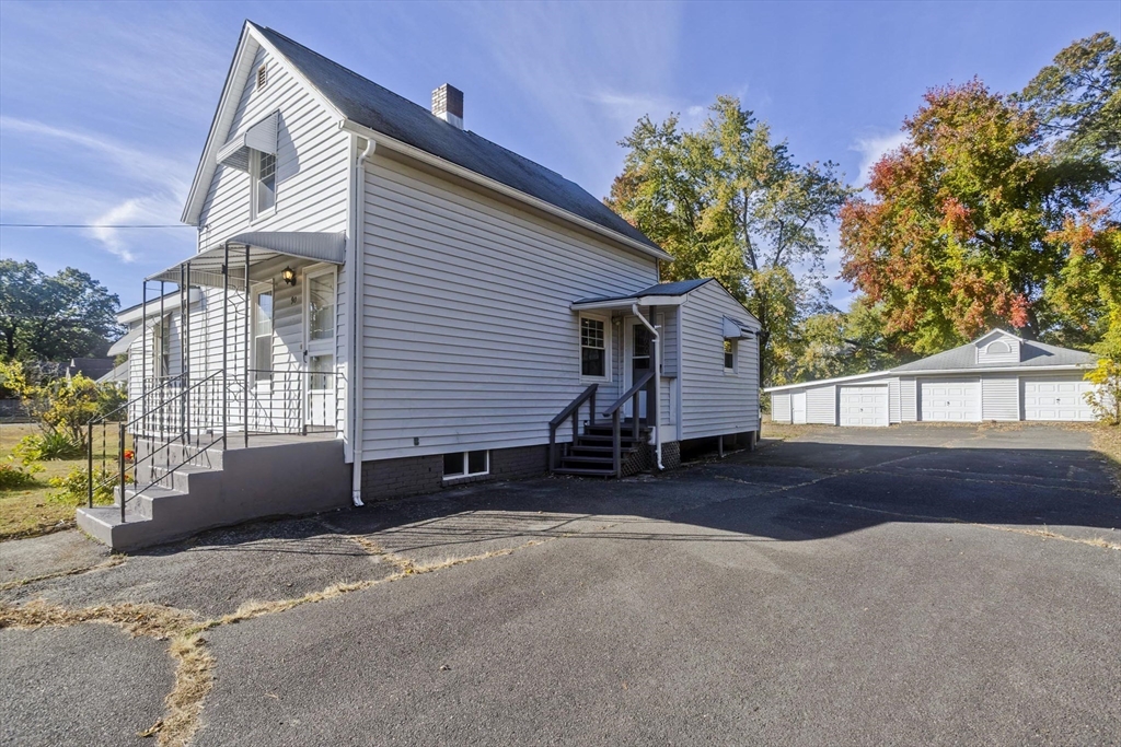90 Anson St Property Photo 3