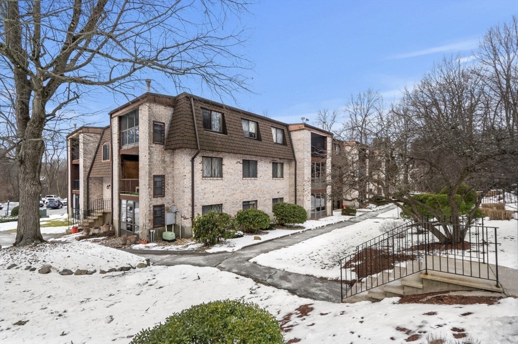 7 Greenbriar Dr # 304 Property Photo 1