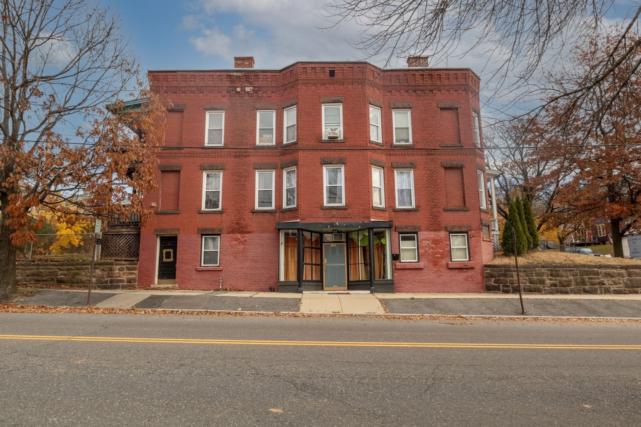 301-303 Linden St Property Photo 4