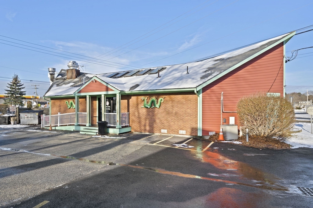 300 Main St Property Photo 16