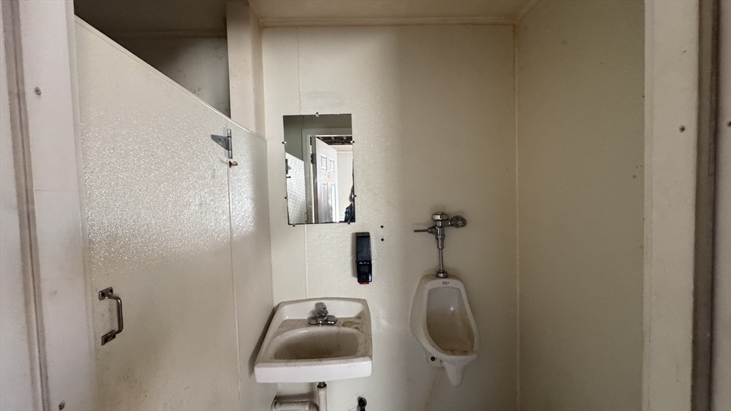 54 Commercial St Property Photo 27