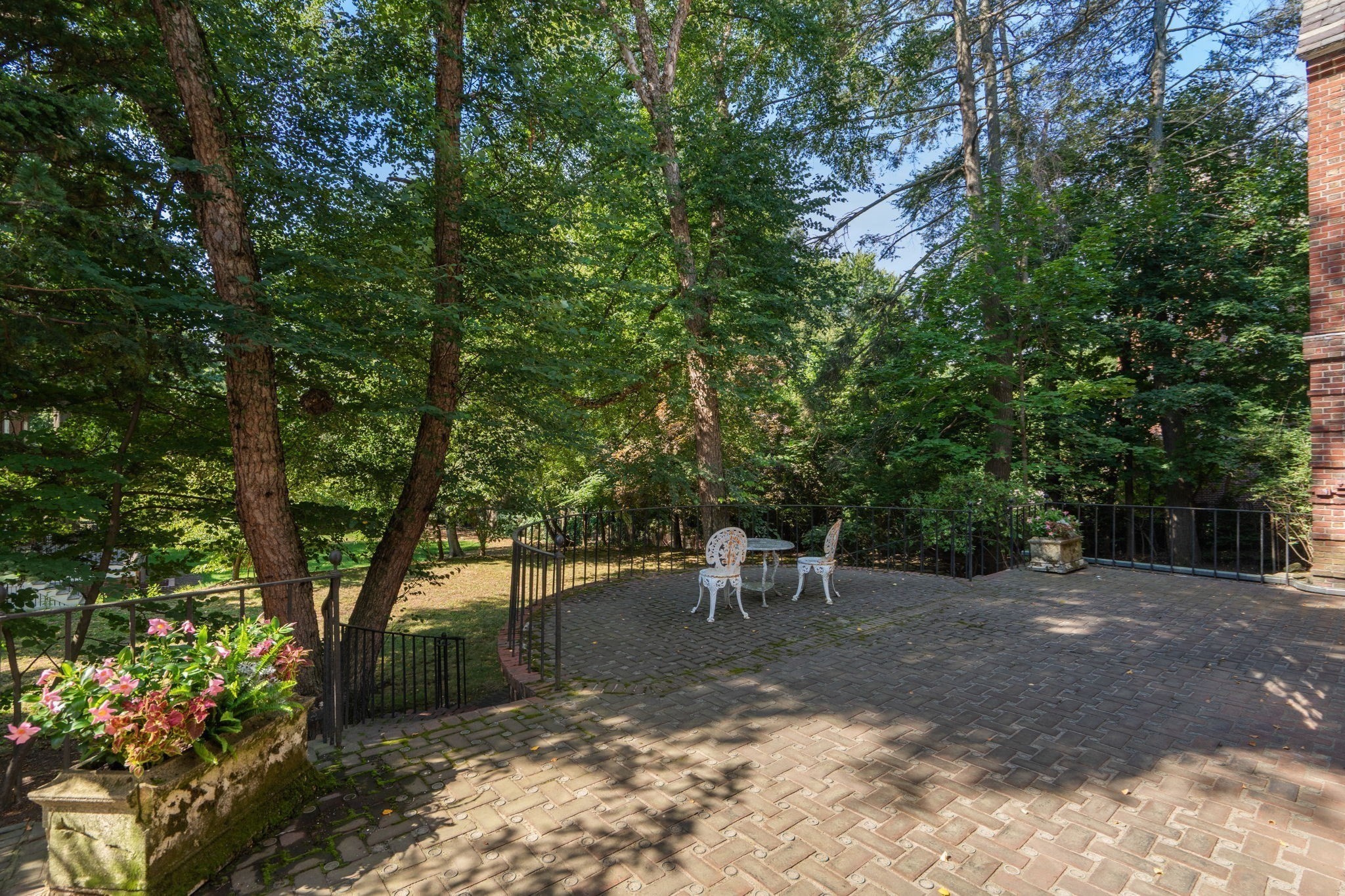 180 Ivy St Property Photo 8