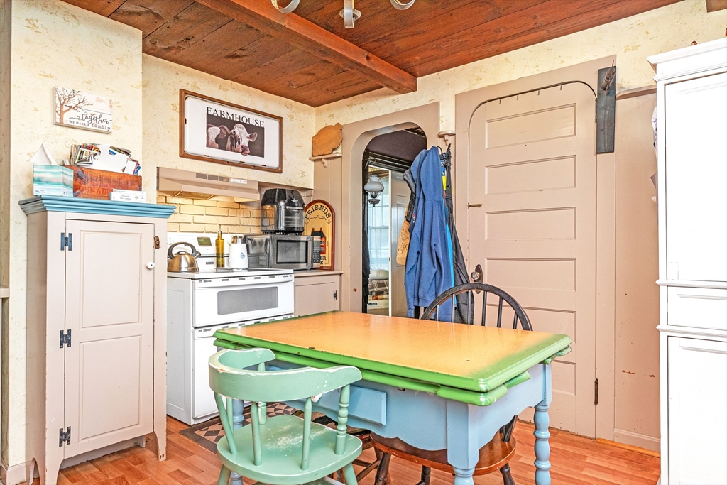 263 Summer St Property Photo 6