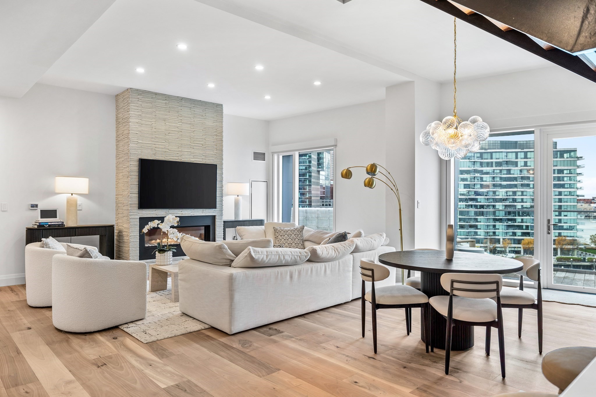 300 Pier 4 Blvd Property Photo 1