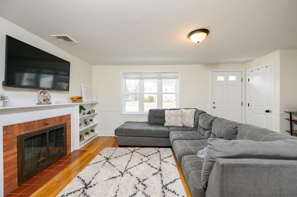 1065 Bedford St Property Photo 5