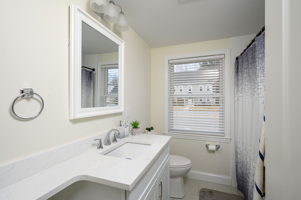 1065 Bedford St Property Photo 9