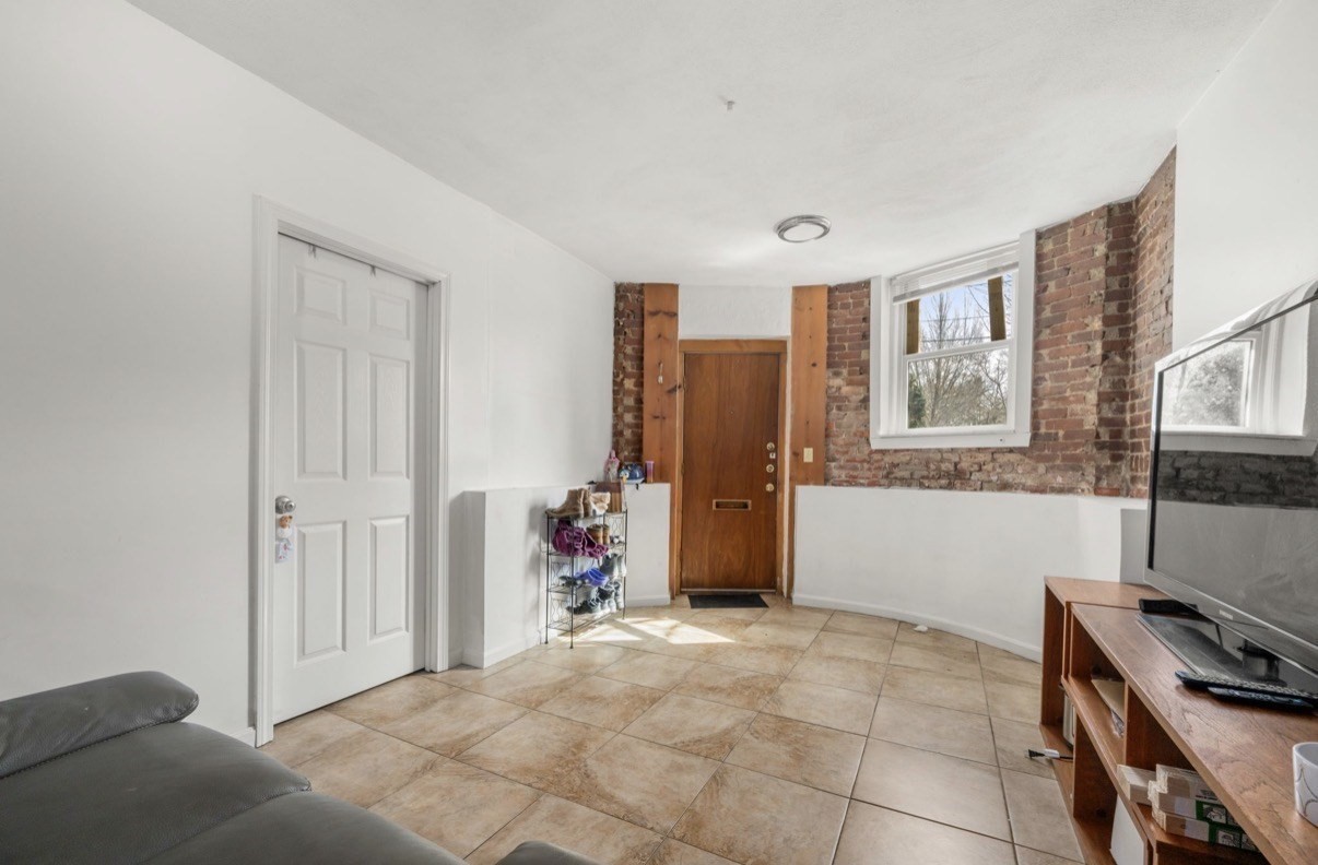 2 Colliston Road # 2b Property Photo 4