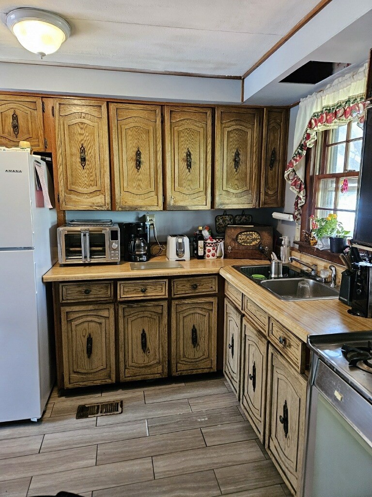 399 Danforth St Property Photo 13