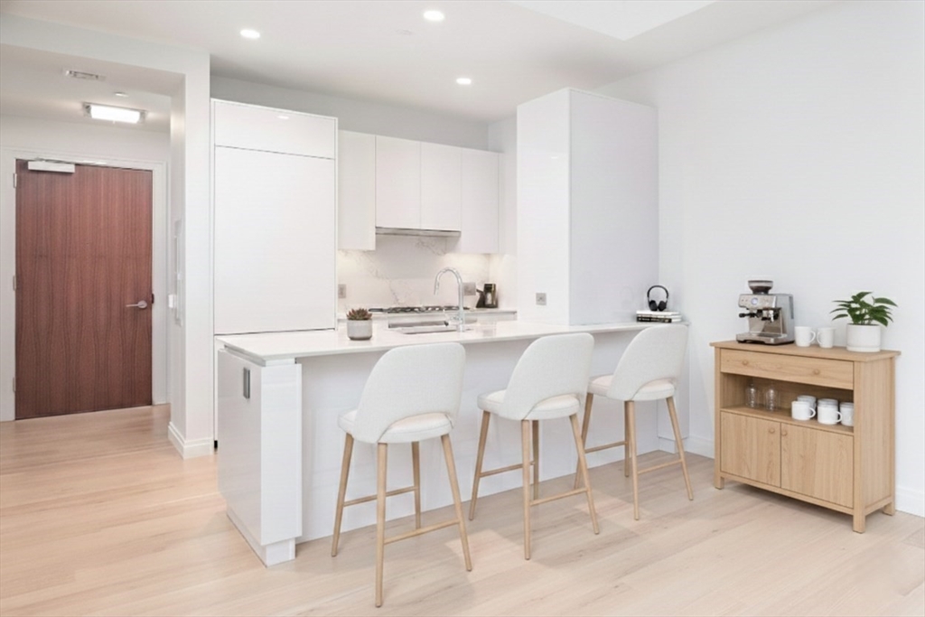 133 Seaport Blvd # 1519 Property Photo 2