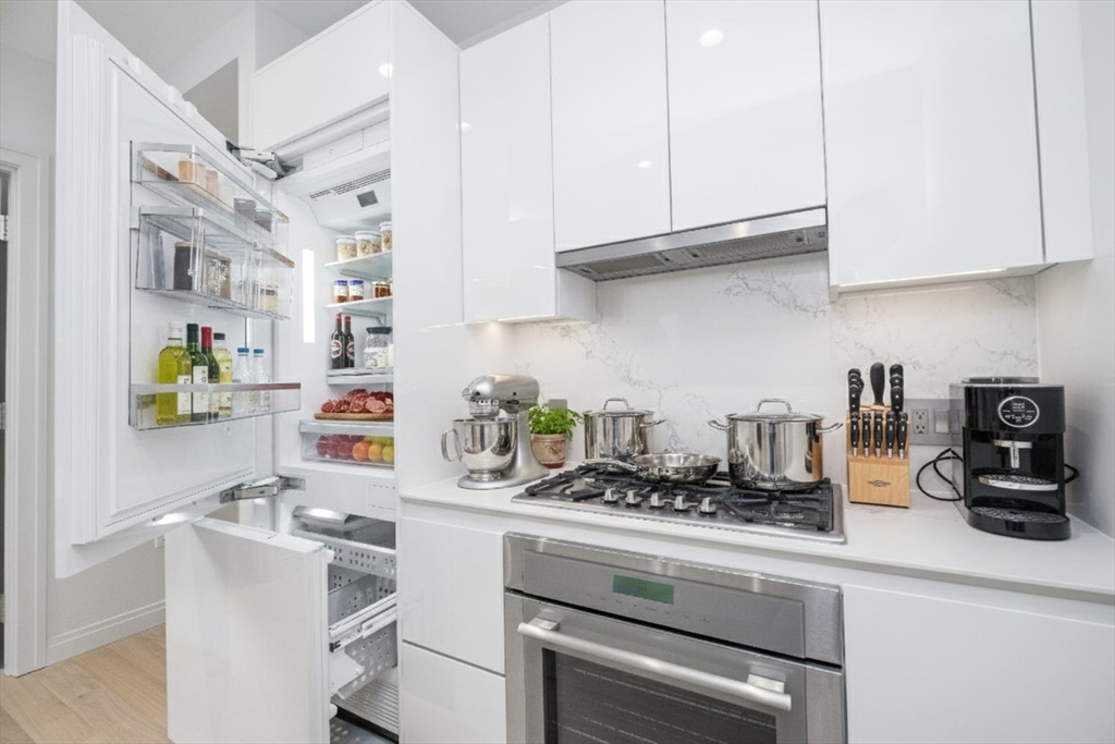 133 Seaport Blvd # 1519 Property Photo 3