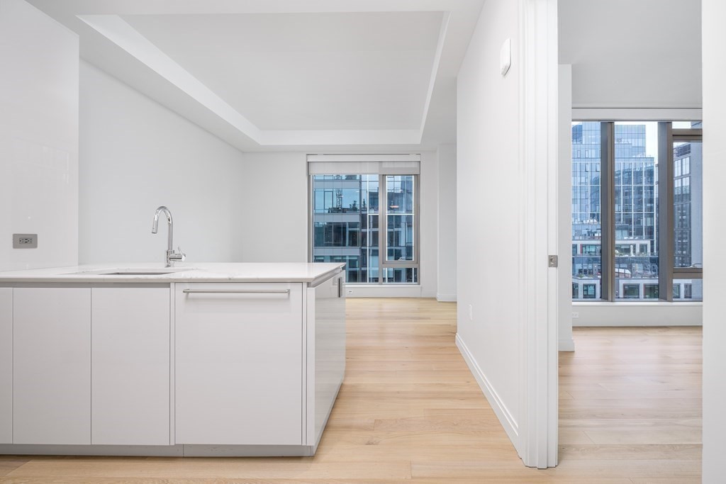 133 Seaport Blvd # 1519 Property Photo 7