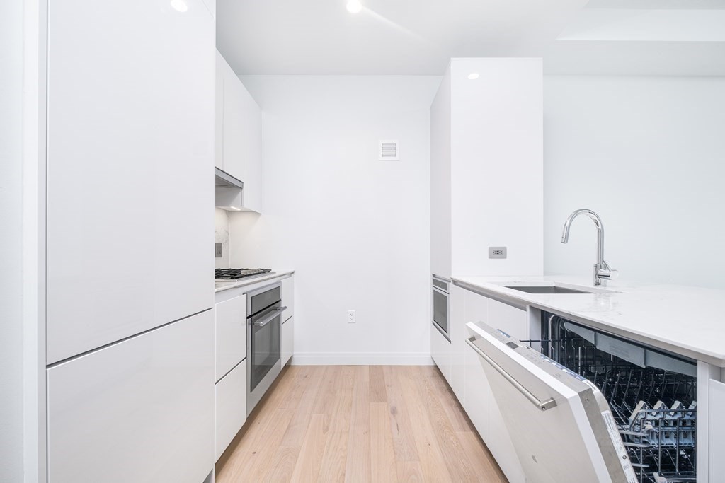 133 Seaport Blvd # 1519 Property Photo 8