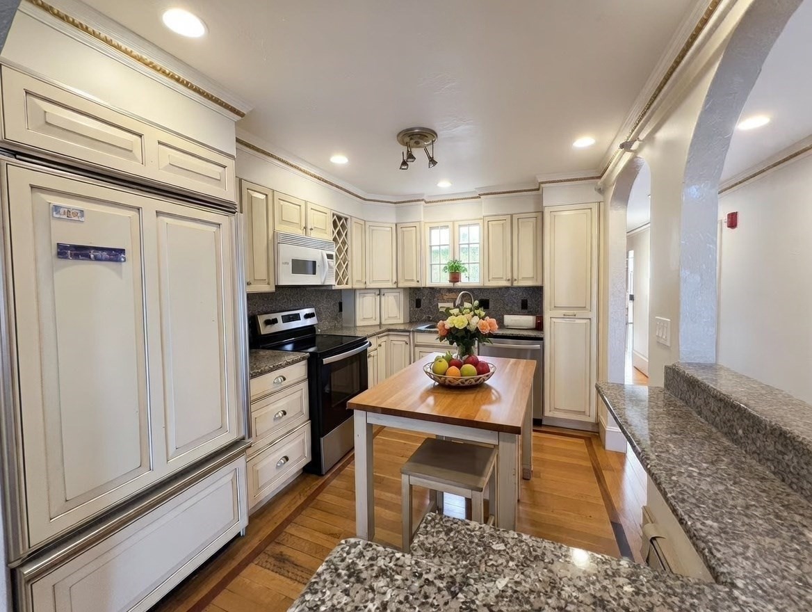 1002 Beacon St Property Photo 10