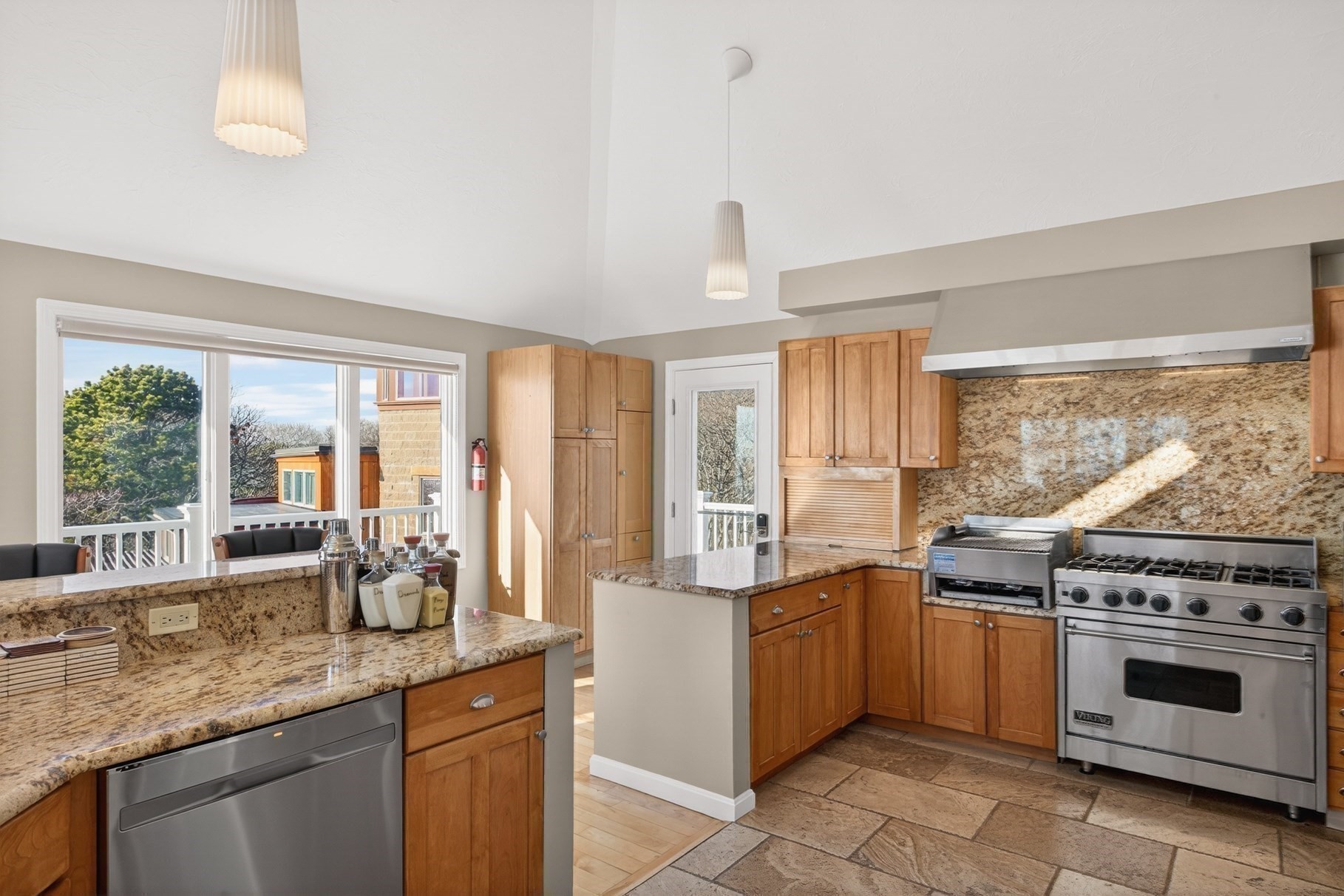 724 Commercial Street Property Photo 12