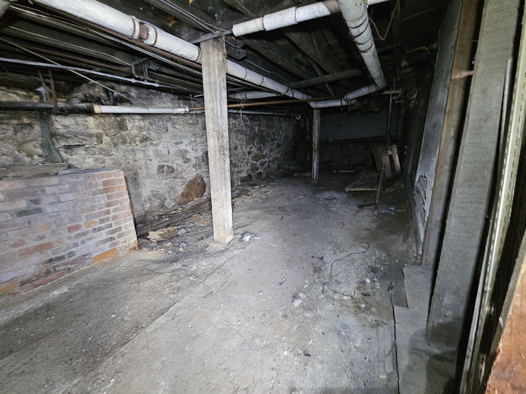 24 Spring St Property Photo 23