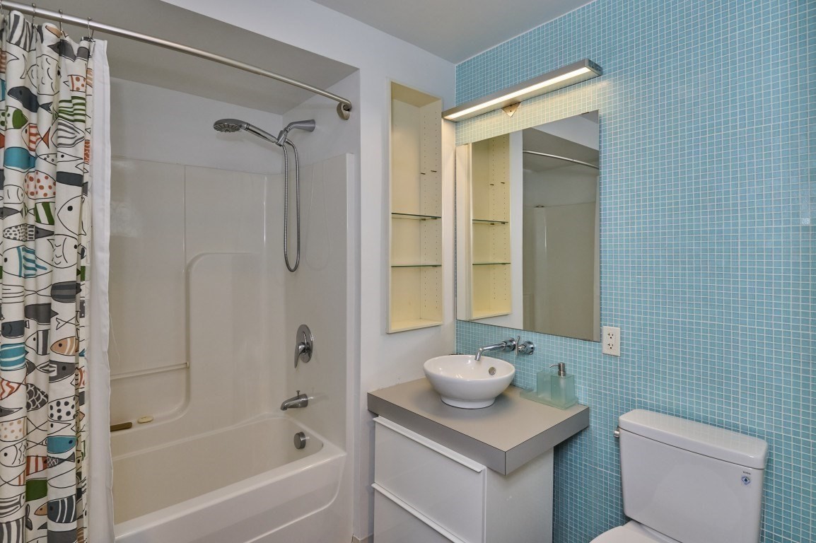 251 Heath St # 407 Property Photo 14