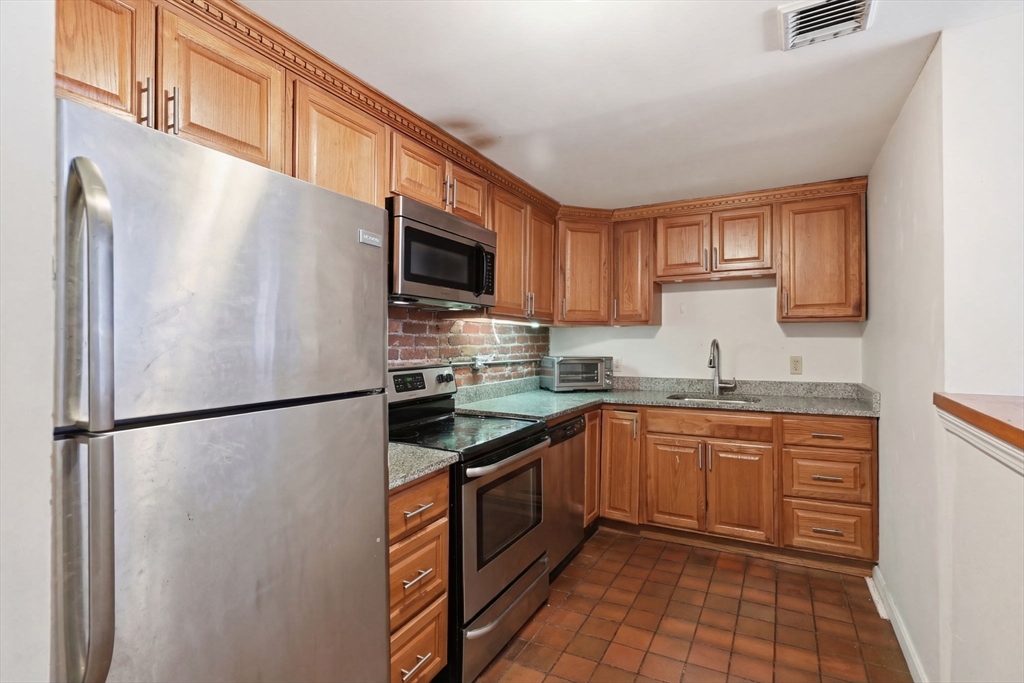 102 Gainsborough # 005e Property Photo 4