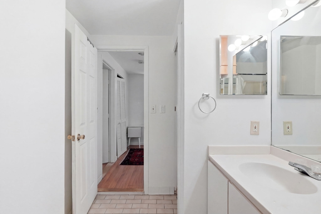 102 Gainsborough # 005e Property Photo 7